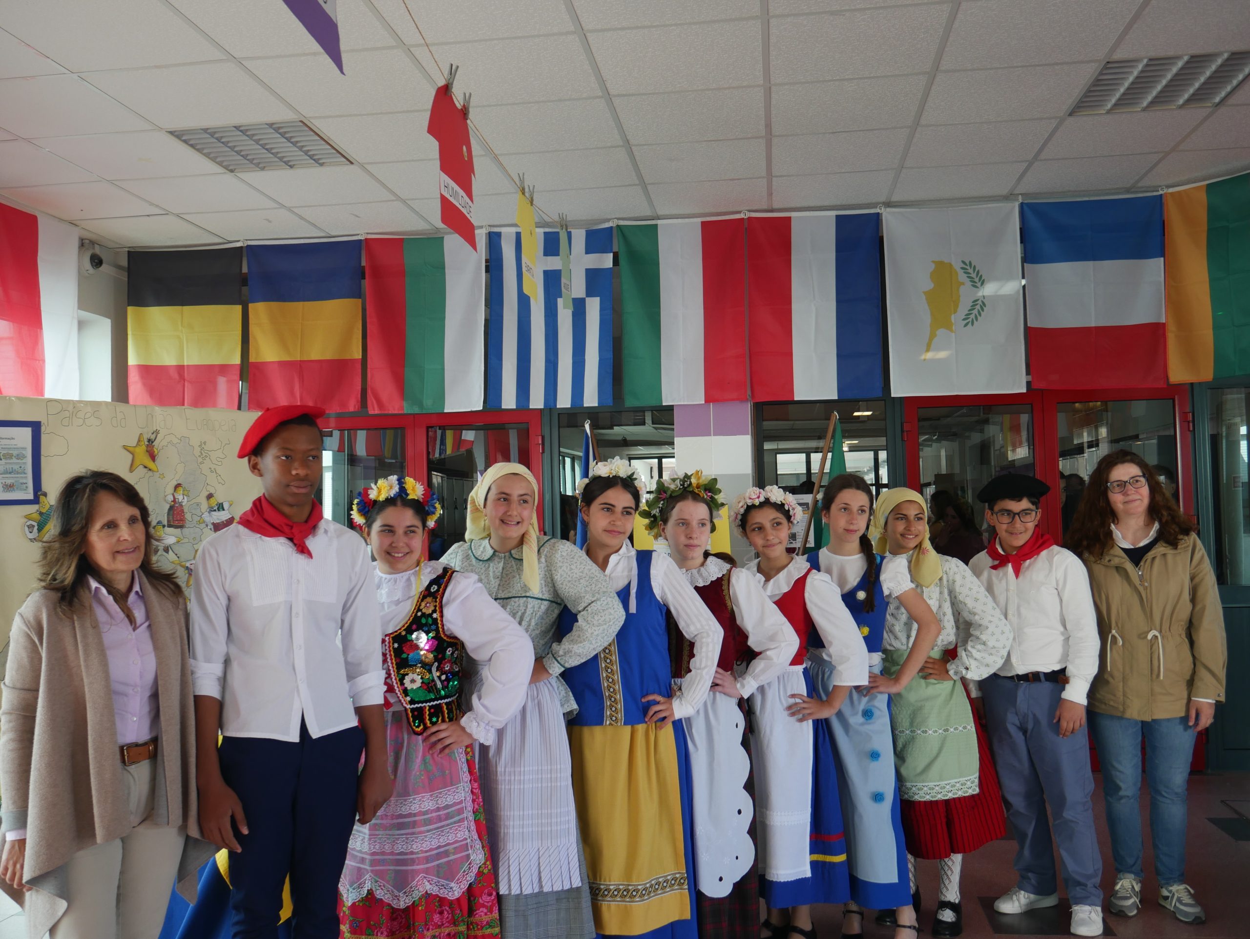 Escola sede celebra Dia da Europa com hastear da bandeira, trajes típicos e exposição sobre 40 anos de integração europeia